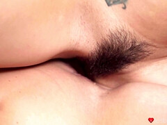 Schlafzimmer, Blondine, Behaart, Lecken, Masturbation, Natürlichen titten, Piercing, Muschi