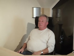 Corridas, Garganta profunda, Lamidas, Masturbación, Tetas naturales, Oficina, Tatuaje, Adolescente