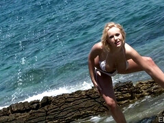 Plage, Gros seins, Blonde, Plantureuse, Seins naturels, De plein air, Nénés, Mouillée