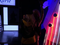 Amateur, Salle de bains, Blonde, Petite amie, De plein air, Pov, Public, Mouillée