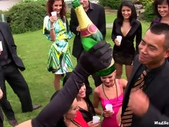 Aangekleed, Sperma shot, Lesbisch, Buiten, Feest, Satijn, Swinger, Nat