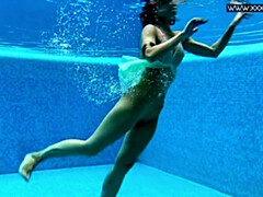 18 años, Anal, Fetiche, Pequeña, Piscina, Público, Adolescente, Bajo el agua