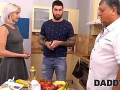 ぽっちゃり, ブロンド, 捕まる, 浮気者, 浮気する, 爸, Hd, ティーン