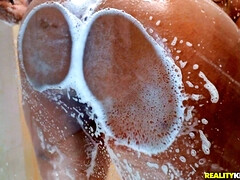 Salle de bains, Gros cul, Noire, Sucer une bite, Noir ébène, Européenne, Seins naturels, Mouillée