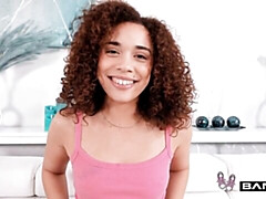 18 ans, Gros cul, Sucer une bite, En levrette, Seins naturels, Cheveux courts, Adolescente, Nénés