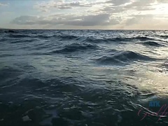Leie, Strand, Grosser arsch, Grosse titten, Bikini, Braunhaarige, Freundin, Pov