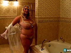 Enthousiasteling, Mooie dikke vrouwen, Grote kont, Grote mammen, Blond, Mollig, Vingeren, Strippen