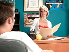 Grosser arsch, Grosse titten, Blondine, Blasen, Hundestellung, Milf, Büro, Kurzes haar