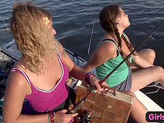 Rondelette, Grosse, Poilue, Embrassement, Lesbienne, Masturbation, Public, Chatte