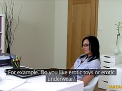 Sucer une bite, En levrette, Doigter, Branlette thaïlandaise, Bureau, Pov, Chatte, Mouillée