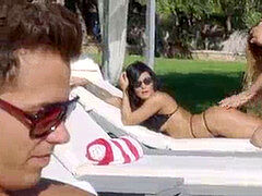 Sucer une bite, Brunette brune, Faciale, 2 femmes 1 homme, Plan cul à trois