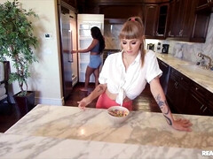 Kreng, Pijpbeurt, Rondborstig, Hardcore, Interraciaal, Pornster, Trio, Tieten likken