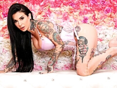 Amateur, Gros seins, Brunette brune, Doigter, Mère que j'aimerais baiser, Solo, Dénudage, Tatouage