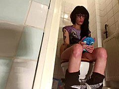 Humiliation, Hongroise, Petite femme, Adolescente, Toilettes