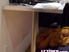 Blonde, Brunette brune, Doigter, Lesbienne, Petite femme, Maigrichonne, Nénés