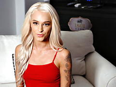 Blonde, Gorge profonde, Branlette thaïlandaise, Léchez, Maigrichonne, Grande, Nénés, Voyeur