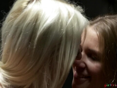 Arsch, Blondine, Lesbisch, Lecken, Natürlichen titten, Muschi, Strümpfe, Titten