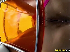 Arschlecken, Grosse titten, Bikini, Schwarz, Braunhaarige, Aufs gesicht abspritzen, Öl, Im freien