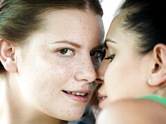 Grote mammen, Vingeren, Lesbisch, Ondergoed, Buiten, Kut duiken, Geschoren, Strippen