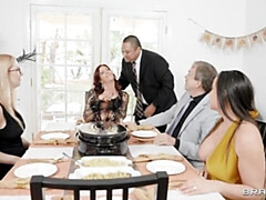 Gros cul, Grosse bite, Gros seins, Sucer une bite, En levrette, 2 femmes 1 homme, Mère que j'aimerais baiser, Plan cul à trois