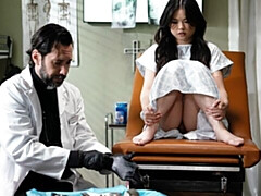 18, デカ尻, 異人種間, オナニー, オマンコ, 剃毛, ストリッピング, ティーン