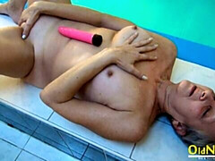 Grosser arsch, Grosse titten, Fingern, Masturbation, Reif, Kurzes haar, Solo, Entkleiden