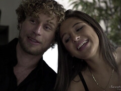 Derrière les coulisses, Gros seins, Brunette brune