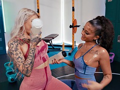 Blonde, Double pénétration, Doigter, Lesbienne, Léchez, Mamelons, Piercing, Tatouage