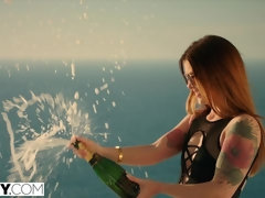 In den arsch, Arsch, Blasen, Hundestellung, Rotschopf, Entkleiden, Tätowierung, Jungendliche (18+)