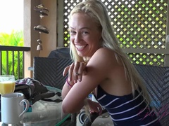 Enthousiasteling, Badpak, Blond, Vriendin, Naakt, Kut duiken, Roken, Tatoeage