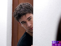 Blasen, Braunhaarige, Geschnappt, Schmutzig, Frau, Ablutschen, Flotter dreier, Titten