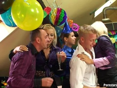 Spermaladung, Selbstgemacht, Orgie, Pissen, Satin, Dusche, Strümpfe, Swingers