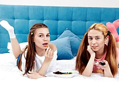 デカ尻, デカパイ, 指いじり, オナニー, ガリガリ, ストリッピング, ティーン, オッパイの