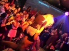 Amateur, Homme nu et filles habillées, Partouze, Groupe, Hard, Interracial, Public, Réalité