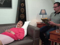 Pijpbeurt, Bruinharig, Lul, Sperma in gezicht, Omie, Rijpe lesbienne, Natuurlijke tieten, Slikken