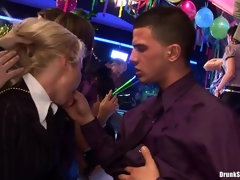ブロンド, 衣服着たままセックス, フェティッシュ, 穴開きパンティ, パーティ, サテン, スインガー, 濡れ