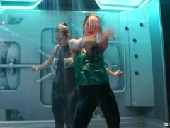 Любители, Блондинки, Танцы, Поцелуи, Кожа, Лесбиянка, Софткор, Влажная