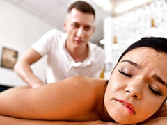 Grosser arsch, Grosse titten, Blasen, Braunhaarige, Hundestellung, Handjob, Massage, Rasiert