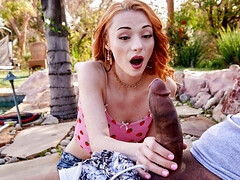 Gorge profonde, Interracial, Monstre, De plein air, Petite femme, Rousse roux, Rasée, Nénés