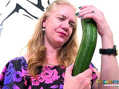 Beauté, Blonde, Plantureuse, Femme couguar, Masturbation, Mature, Mère que j'aimerais baiser, Maman