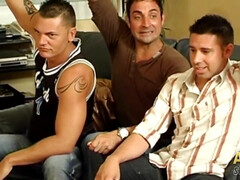 Sucer une bite, Éjaculation interne, Groupe, Branlette thaïlandaise, Hard, Public, Adolescente, Nénés