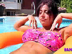 Braunhaarige, Paar, Aufs gesicht abspritzen, Pool, Taboo