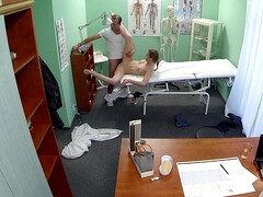 Brunette brune, Médecin, En levrette, Faciale, Hd, Léchez, Seins naturels, Chatte