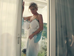 Roman goddess Kelly Madison masturbates in the bathtub