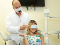 デカ尻, ブロンド, 医者, ダブル開発, 手コキする, 3p男男女, 剃毛, 三人