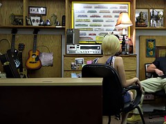 Blonde babe pawns her pussy and banged