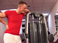 Одетые девушки голые парни, Немки, Спортзал, На публике, Рыжие, Молоденькие