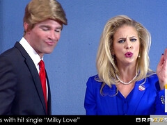 Blondine, Blasen, Vollbusig, Bekleidet, Kehlenfick, Würgen, Milf, Mutti