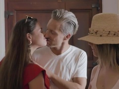 Arsch, Tussi, Grosse titten, Braunhaarige, Auto, Natürlichen titten, Piercing, Kurzes haar