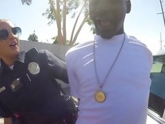 Sucer une bite, Tir de sperme, En levrette, Police, Rasée, Plan cul à trois, Nénés, Uniforme